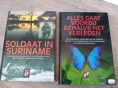 2 boeken tris Suriname, Verzamelen, Militaria | Algemeen, Landmacht, Embleem of Badge, Nederland, Ophalen of Verzenden