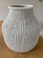 Grote witte vaas voor binnen en buiten, Huis en Inrichting, Woonaccessoires | Vazen, Minder dan 50 cm, Wit, Zo goed als nieuw