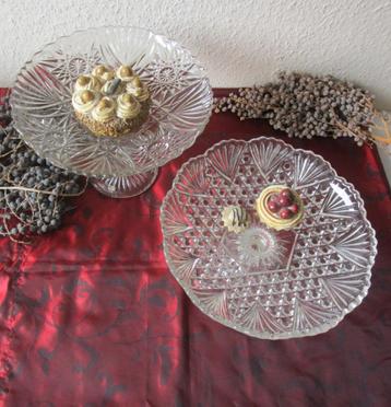Oude glazen bonbon schaaltjes op hoge voet beschikbaar voor biedingen