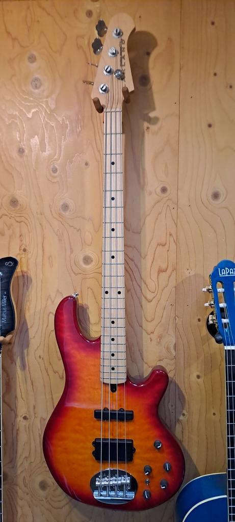 Lakland Skyline 44-02 Basgitaar, Muziek en Instrumenten, Snaarinstrumenten | Gitaren | Bas, Gebruikt, Elektrisch, Ophalen