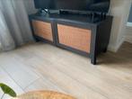 Tv meubel zwart met rotan look, Huis en Inrichting, Minder dan 100 cm, 25 tot 50 cm, Ophalen of Verzenden, Zo goed als nieuw