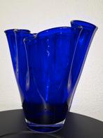 Kobalt mid century vase zakdoekvaas glas golvend, Huis en Inrichting, Woonaccessoires | Vazen, Ophalen, Gebruikt, Blauw, Aardewerk of Porselein