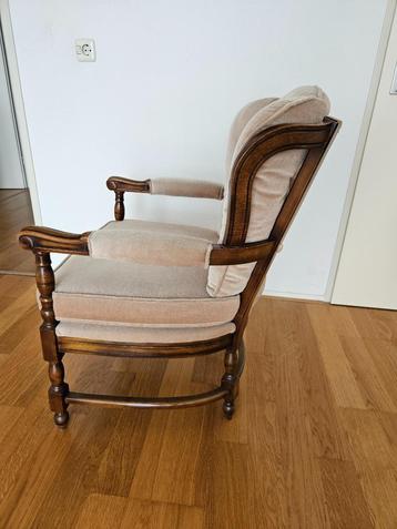 Houten fauteuil met een gestoffeerde zitting en rugleuning beschikbaar voor biedingen