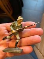 Lineol soldaat met geweer met bayonet valt aan (2), Antiek en Kunst, Antiek | Speelgoed, Ophalen of Verzenden