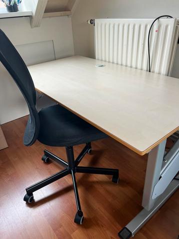 Zeer stevig zit-sta bureau met  gasveer (circa 150x80) beschikbaar voor biedingen