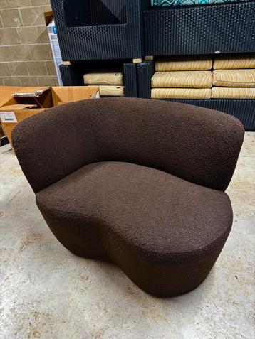 Bruine fauteuil met stof beschikbaar voor biedingen