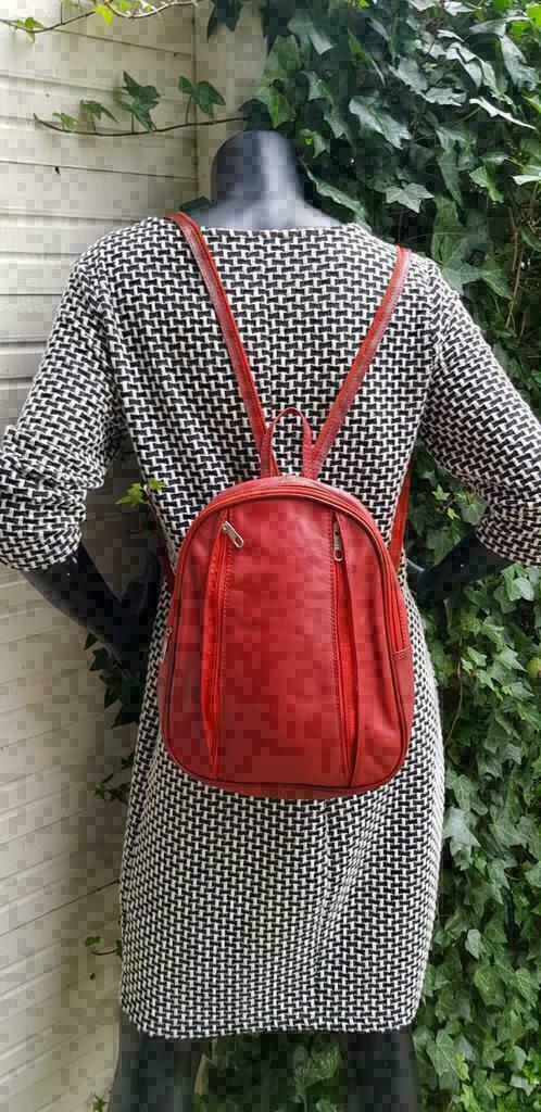 E627 rugzak tas rood kunstleder en zeer fraai, Sieraden, Tassen en Uiterlijk, Tassen | Damestassen, Ophalen of Verzenden