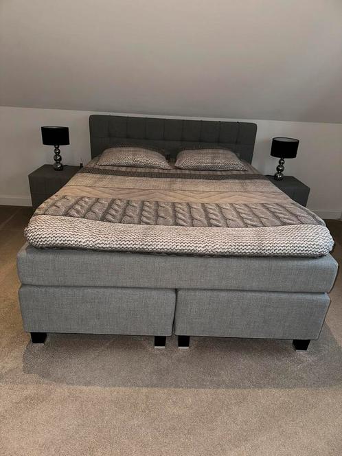 Boxspring 160x200, Huis en Inrichting, Slaapkamer | Boxsprings, Zo goed als nieuw, 160 cm, 200 cm, Tweepersoons, Grijs, Ophalen of Verzenden