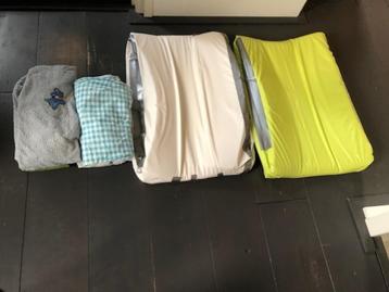 Aankleedkussens met hoezen beschikbaar voor biedingen