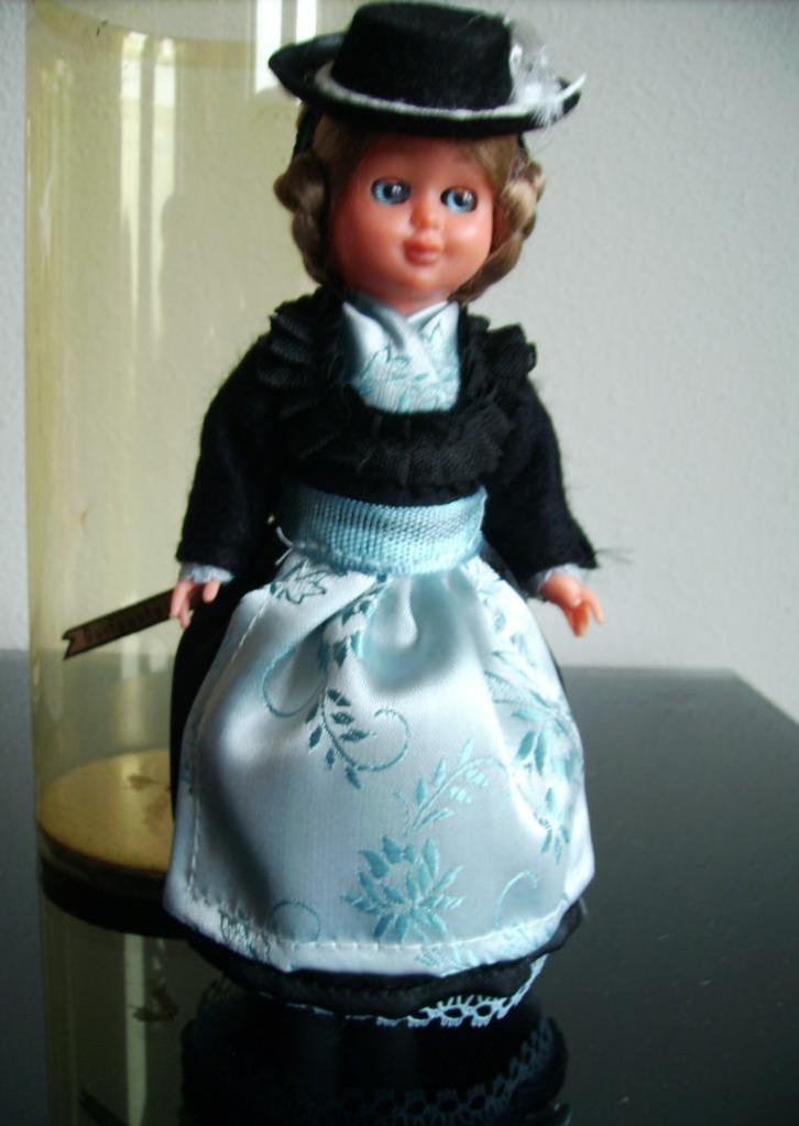 klederdrachtpoppetje Dorfgastein 15 cm., Verzamelen, Poppen, Zo goed als nieuw, Pop, Ophalen of Verzenden