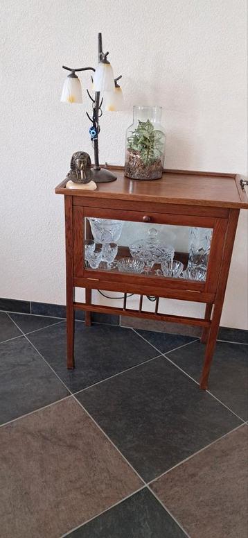  Thee Kastje met dienblad beschikbaar voor biedingen