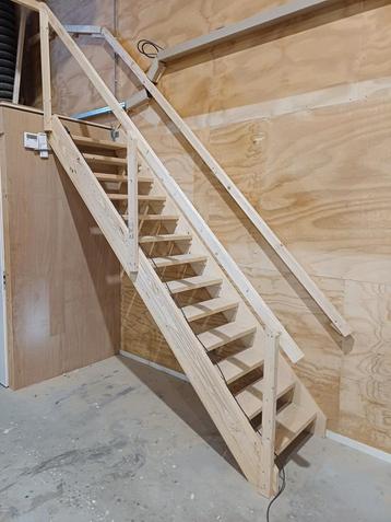 Houten Trap - Zo goed als nieuw beschikbaar voor biedingen