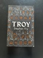 Boek - Troy van Stephen Fry, Gelezen, Ophalen of Verzenden, Nederland
