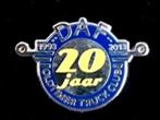 DAF Oldtimer Club 20 jaar speld blauw-geel-zilverkleur, Verzenden, Nieuw, Transport, Speldje of Pin