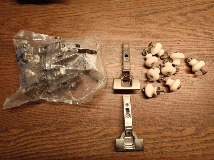 Ikea Keuken Scharnieren + Keramische Knopjes - 8 Stuks, Huis en Inrichting, Keuken | Keukenelementen, Nieuw, Minder dan 100 cm