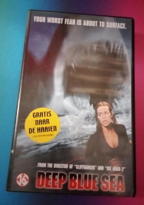 VHS - Deep Blue Sea, Cd's en Dvd's, VHS | Film, Zo goed als nieuw, Horror, Vanaf 16 jaar, Verzenden