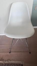 2 stuks Eames Plastic Side Chair wit DSR, Huis en Inrichting, Stoelen, Ophalen, Zo goed als nieuw, Wit, Eén