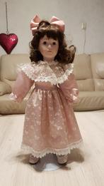 Porceleinen pop 44cm h x 20 cm b, Verzamelen, Poppen, Ophalen, Pop