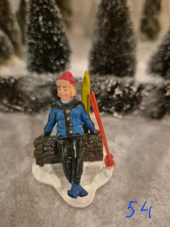 LEMAX ski lady sitting at tree stump /Dame zit op boom, Diversen, Kerst, Zo goed als nieuw, Ophalen of Verzenden
