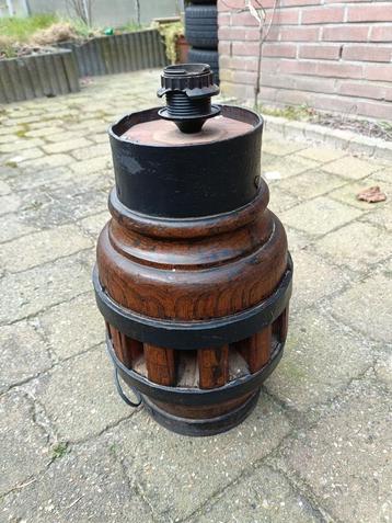 Lamp gemaakt van wagen wielnaaf beschikbaar voor biedingen