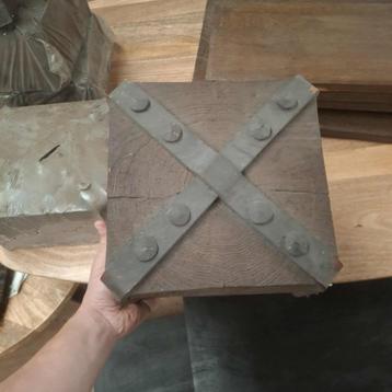 Industriële decorstukken in houtlook – planken, blokken beschikbaar voor biedingen