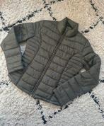 Donkergroene jas met zachte voering, zakken en rits - maat s, Ophalen of Verzenden, Zo goed als nieuw, Groen