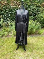 Dramatische zwarte glanzende jurk (Notes du Nord), Kleding | Dames, Ophalen of Verzenden, Zo goed als nieuw, Zwart, Onder de knie