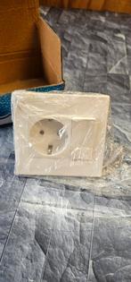 Nieuw stopcontact met schakelaar - overbodig!, Ophalen of Verzenden, Nieuw, Stopcontact