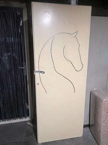 Paardenkast beschikbaar voor biedingen