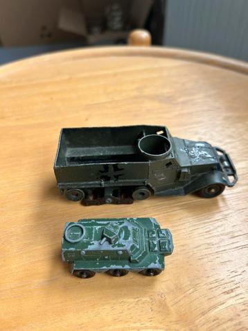 Twee antieke legergroene dinky toys half-track legerauto beschikbaar voor biedingen