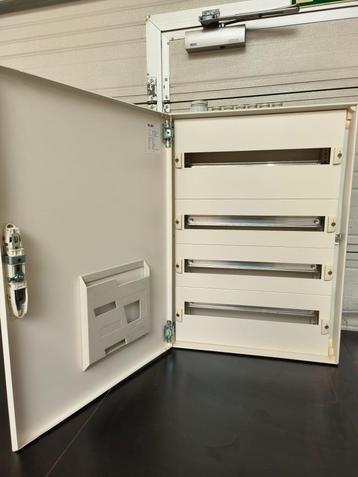 Stalen verdeelkast Schneider 72 modules beschikbaar voor biedingen