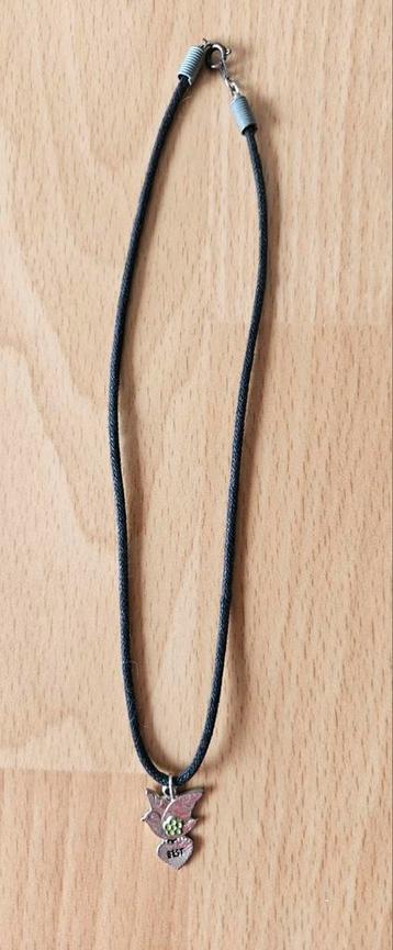 Ketting met duifje, bloemetje en hartje met de tekst 'best' beschikbaar voor biedingen