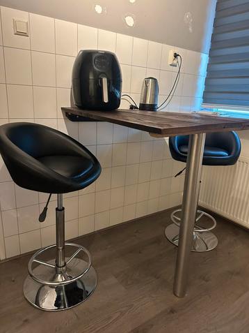 Bar tafel met verstelbare stoelen (keukentafel) beschikbaar voor biedingen
