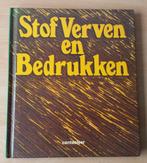 Stof Verven en Bedrukken - o.a. Batikken + Zeefdrukken -1977, Ophalen of Verzenden, Gelezen, Overige onderwerpen