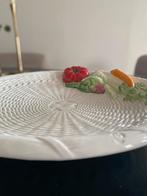 Prachtig Grote Barbotine schaal met groente decoratie, Huis en Inrichting, Keramiek, Ophalen of Verzenden, Overige stijlen, Schaal of Schalen
