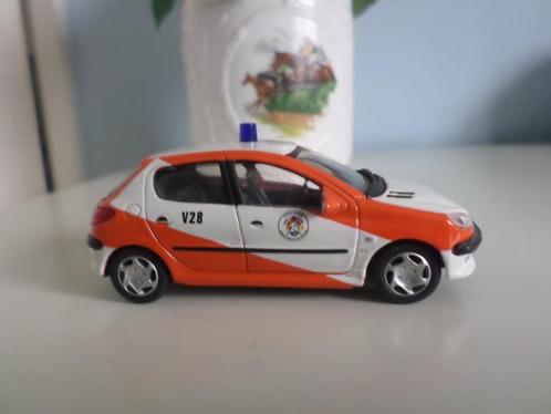 PEUGEOT 206 van 1998  Brandweer van Brussel, Hobby en Vrije tijd, Modelauto's | 1:43, Nieuw, Auto, Universal Hobbies, Ophalen of Verzenden
