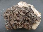 930 gram vanadiniet op bariet € 25,00, Ophalen, Mineraal