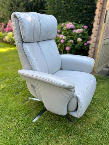 Relaxfauteuil Subliem in licht grijs leder beschikbaar voor biedingen