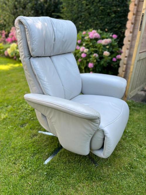 Relaxfauteuil Subliem in licht grijs leder, Huis en Inrichting, Fauteuils, Zo goed als nieuw, Ophalen