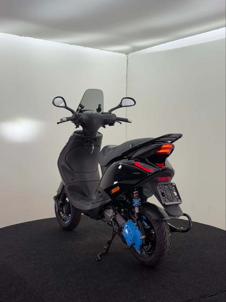 Piaggio Zip 2000 70cc H2O (17,5pk), Fietsen en Brommers, Scooters | Piaggio, Ophalen, Maximaal 45 km/u, Zo goed als nieuw, Benzine