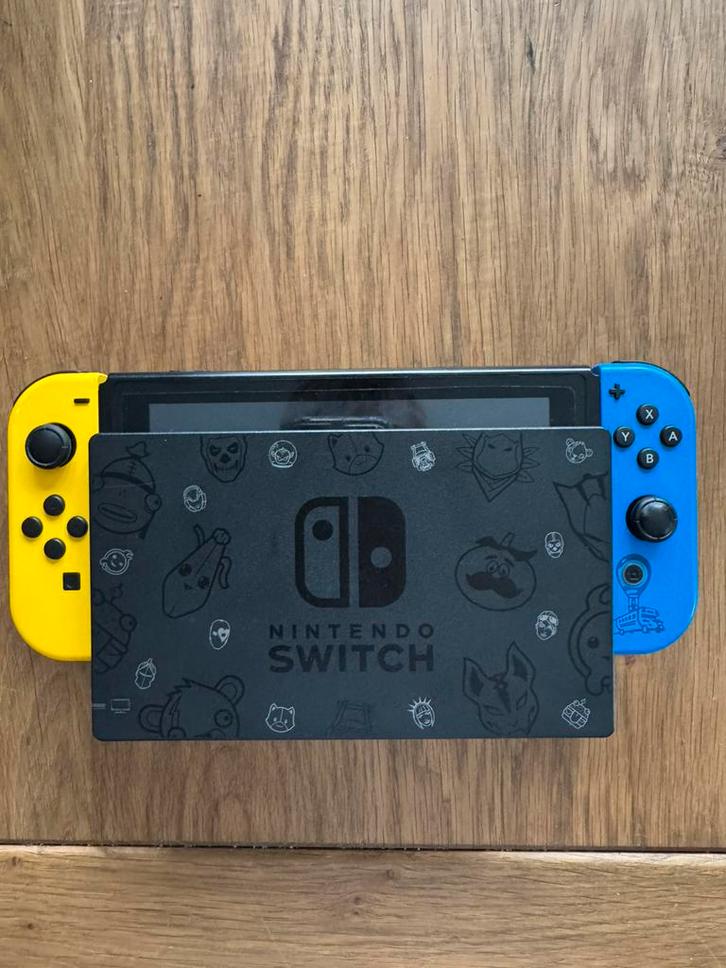 Nintendo Switch Fortnite editie, Spelcomputers en Games, Spelcomputers | Nintendo Switch, Gebruikt, Switch Original, Met 1 controller