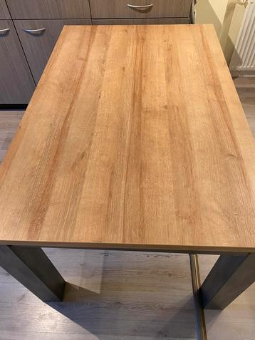 Mooie eettafel aangeboden beschikbaar voor biedingen