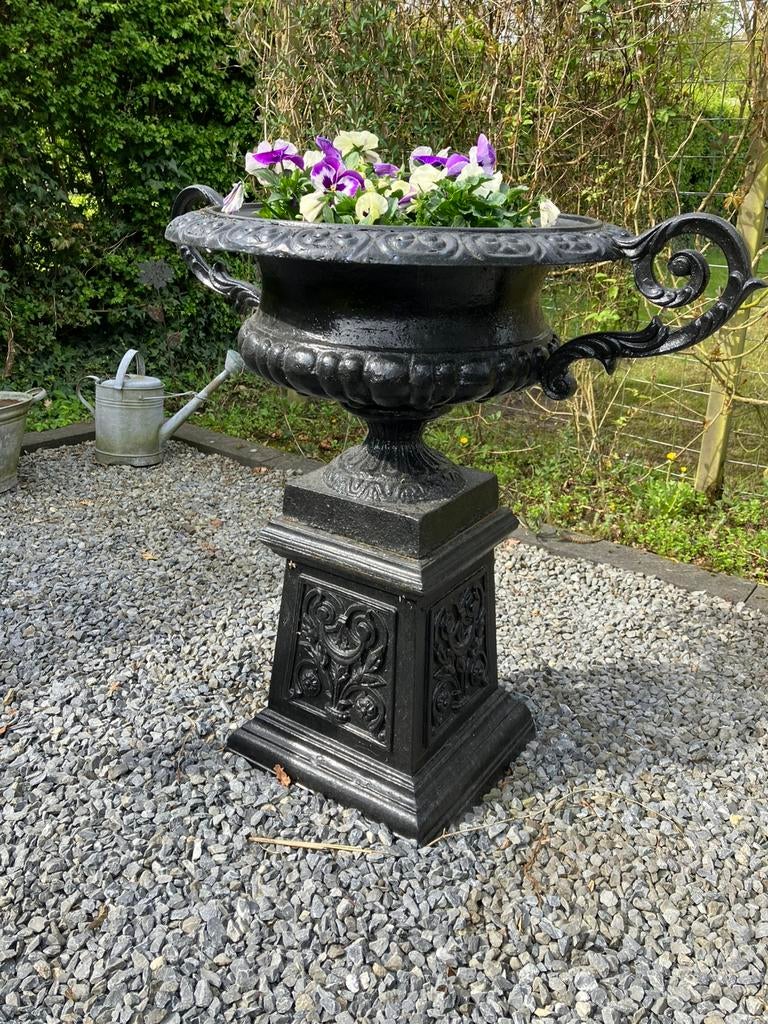 Gietijzeren tuinvaas met sokkel, Ophalen, Zo goed als nieuw