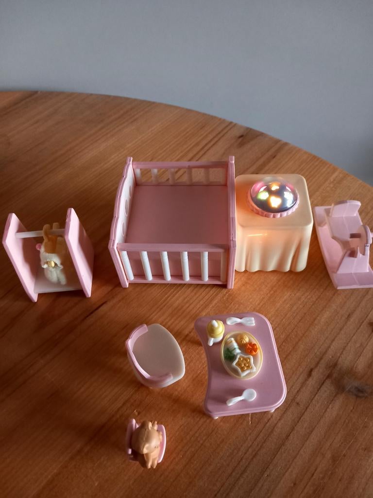 Sylvanian families vintage babykamer/roze/licht/box, Verzamelen, Ophalen of Verzenden, Zo goed als nieuw, Poppenhuis