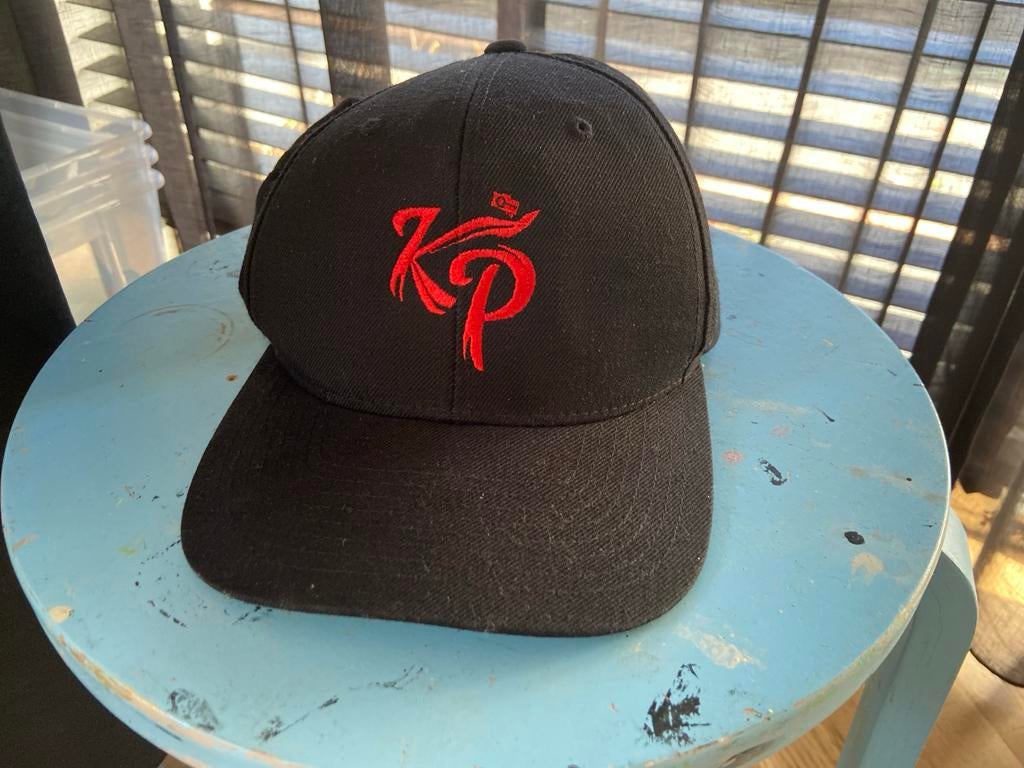 Zwarte pet met rood KP-logo - Zo goed als nieuw, Ophalen of Verzenden, Zo goed als nieuw, One size fits all, Pet