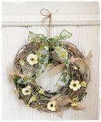 Voorjaarskrans gele bloempjes,mooie strik ,jute 35 cm. d., Faire, Nieuw, Ophalen of Verzenden, Faire