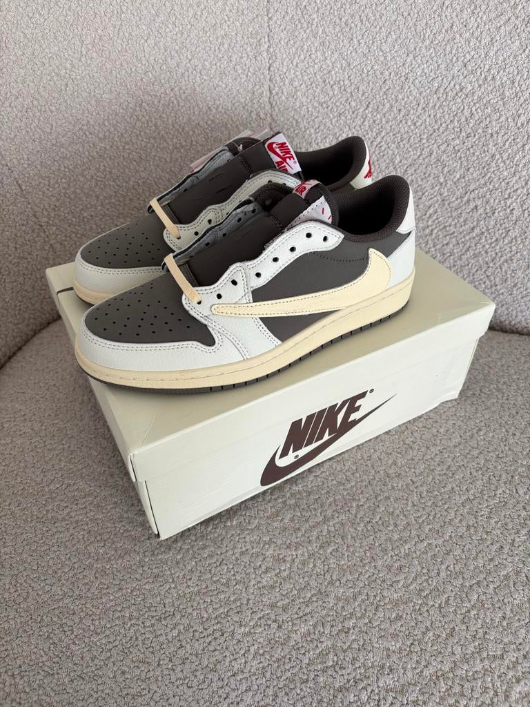 Travis Scott Reverse Mocha maat 42 nieuw in doos, Kleding | Heren, Schoenen, Bruin, Nieuw, Ophalen of Verzenden, Sneakers of Gympen