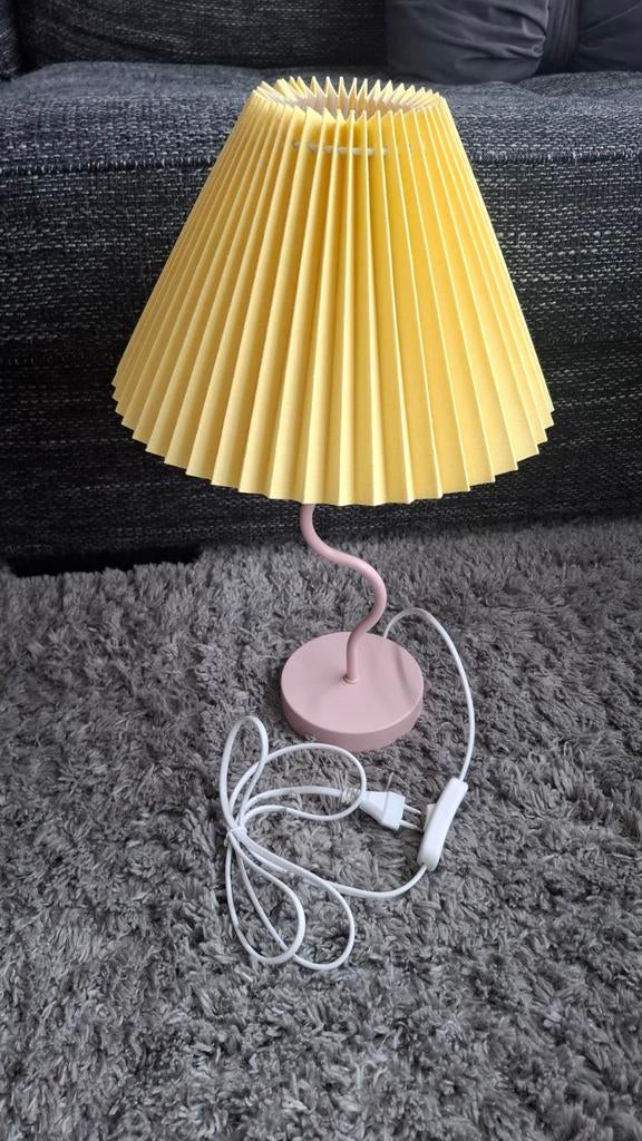 Roze tafellamp met gele plissé kap nieuw, Ophalen, Nieuw, Stof, Minder dan 50 cm