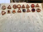 16 speldjes metalen verkeersborden, Ophalen of Verzenden, Gebruikt, Overige onderwerpen
