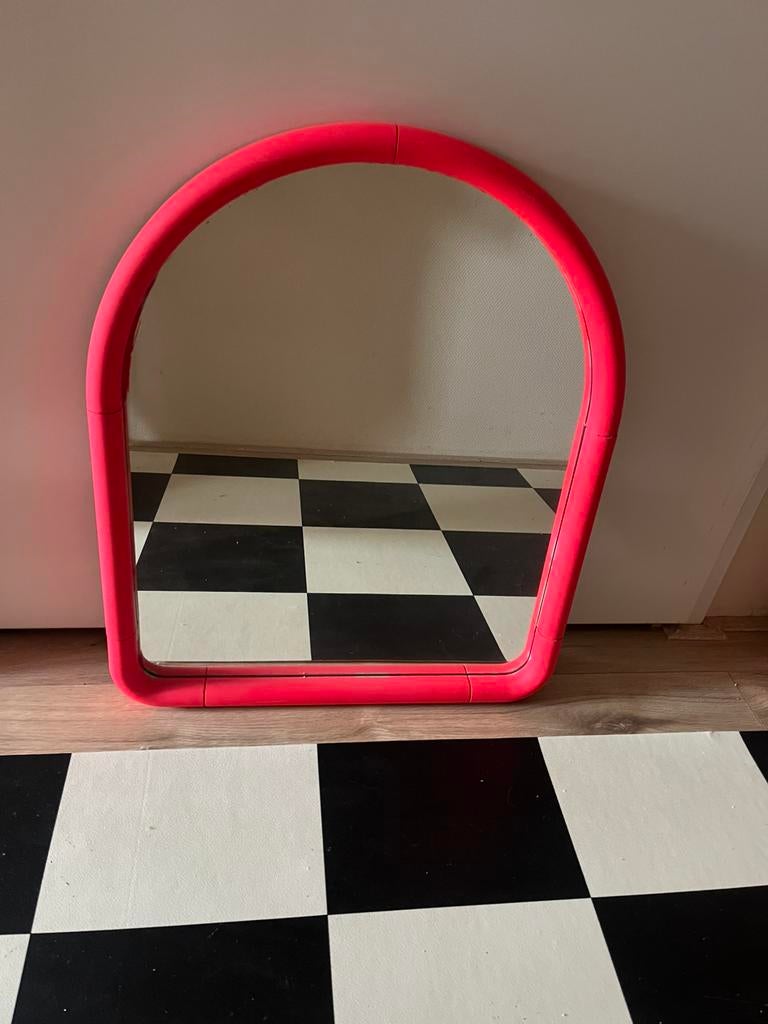 Vintage grote fluo roze spiegel retro space age, Huis en Inrichting, Woonaccessoires | Spiegels, Ophalen, Gebruikt, Rond, Minder dan 100 cm